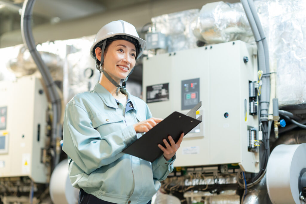 高圧受電設備を点検する日本人の技術者