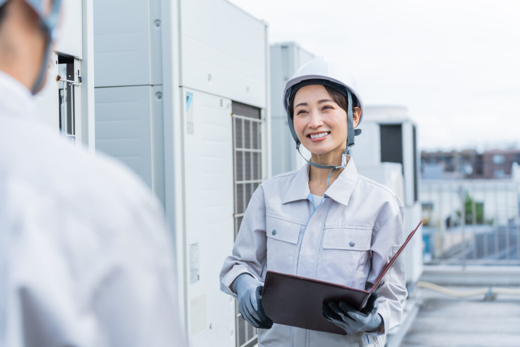 長期休暇前の点検計画を確認する日本人の作業員